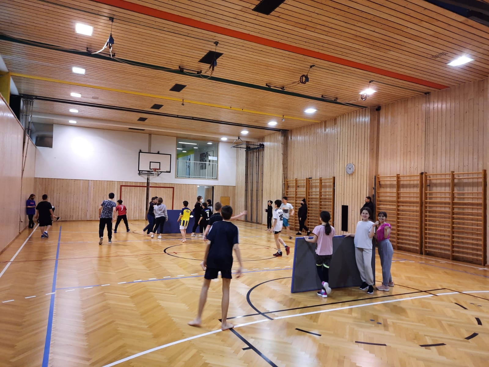 Mehr über den Artikel erfahren Mattenvölkerball 2ABC