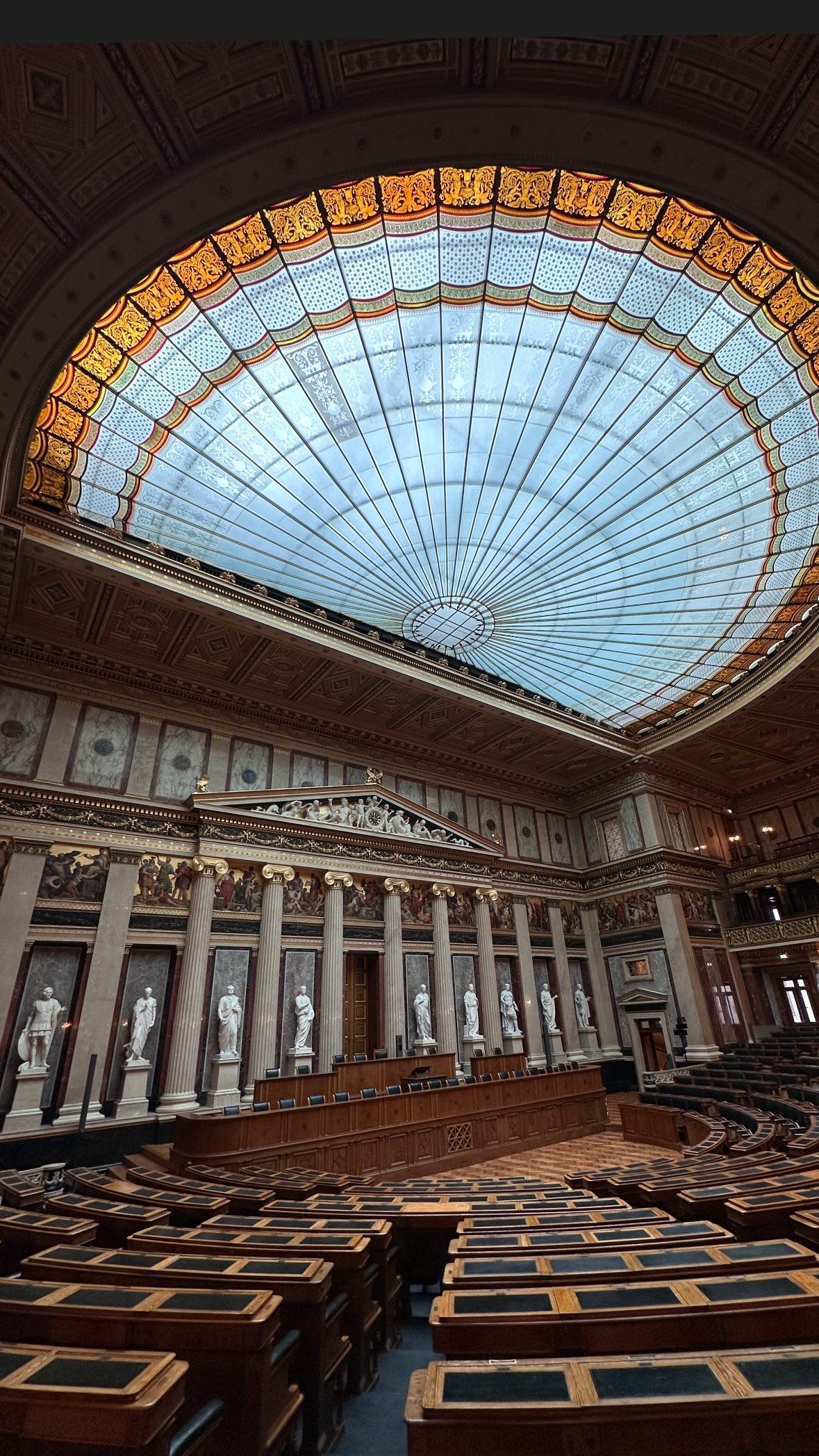 Mehr über den Artikel erfahren Ausflug ins Parlament