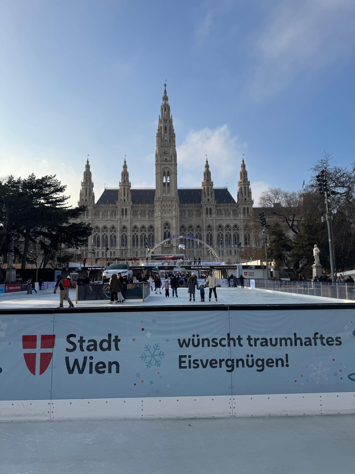 Mehr über den Artikel erfahren Eislaufspaß am Rathausplatz ❄️⛸️